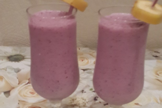 Молочный коктейль с черной смородиной