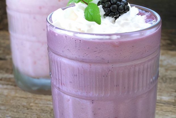 Молочный коктейль с медом и ежевикой