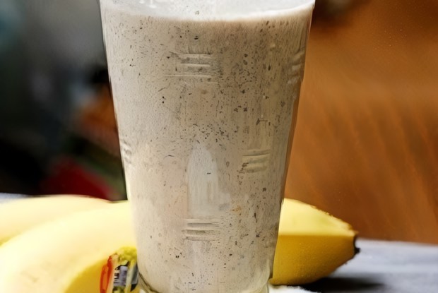 Молочный коктейль с творогом, бананами и порошком рожкового дерева