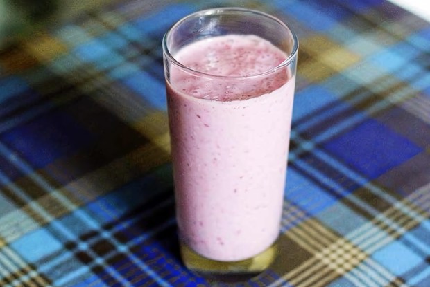 Молочный коктейль с замороженными ягодами