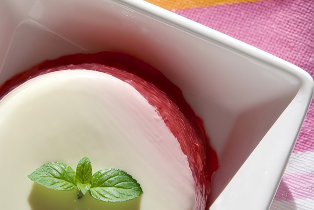 Молочный пудинг с лимоном и мятой и под малиновым соусом