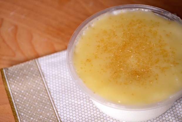 Молочно-миндальное бланманже с карамельным соусом