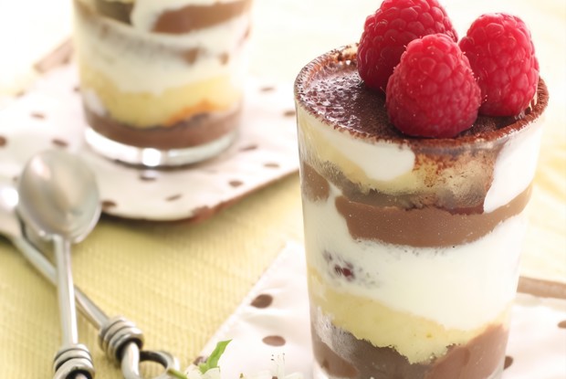 Молочно-шоколадное парфе с малиной и взбитыми сливками