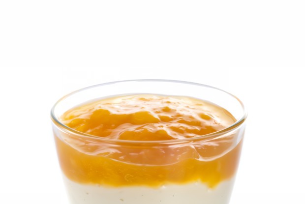 Молочно-ванильный пудинг с абрикосами и коньяком