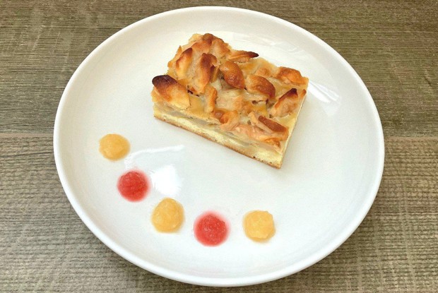 Молочный бисквит с творогом, яблоками и бананами