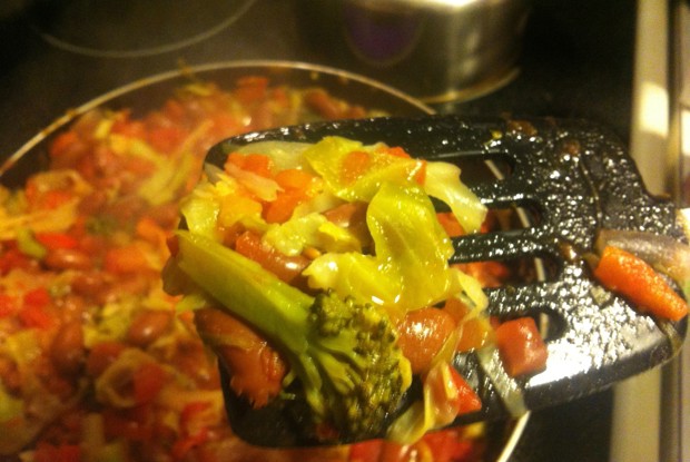 Молодая капуста, тушеная с красной фасолью