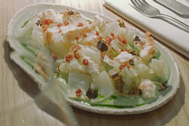 Молодая капуста с креветками, йогуртом и травами