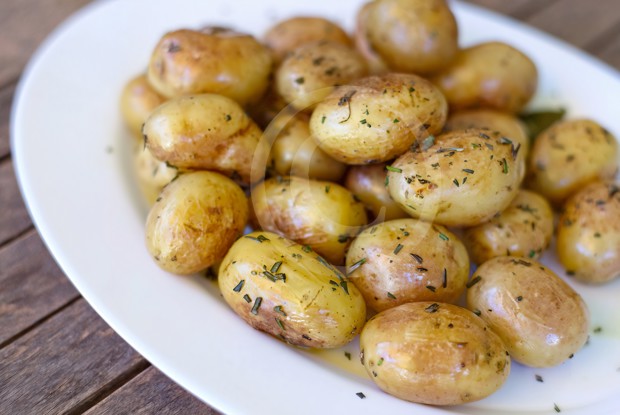 Молодой картофель, обжаренный с розмарином