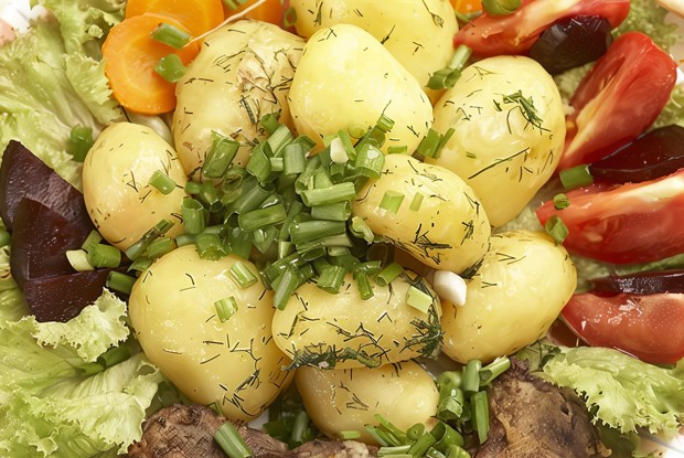 Молодой картофель с зеленым луком