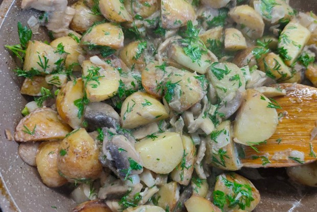 Молодой картофель с грибами и сливками