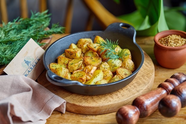 Молодой картофель с укропом