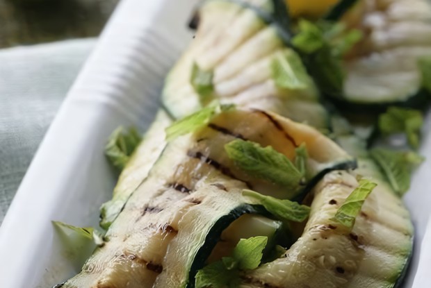 Молодые кабачки с мятой и лаймом