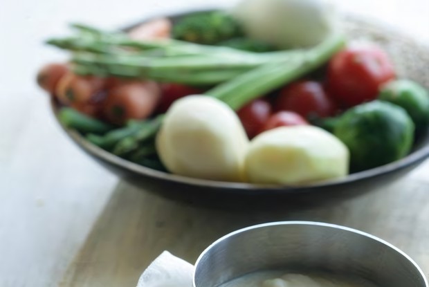 Молодые овощи с перловкой и йогуртовым соусом