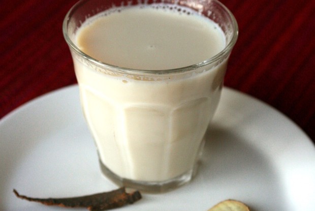 Молоко с медом и пряностями