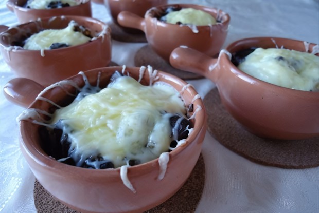 Морепродукты в сливочном соусе, запеченные в кокотницах