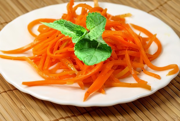 Морковь с кедровыми орешками и базиликом
