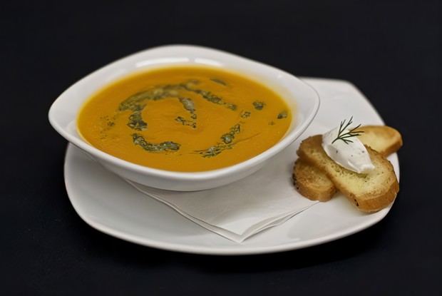 Морковный крем-суп с соусом песто