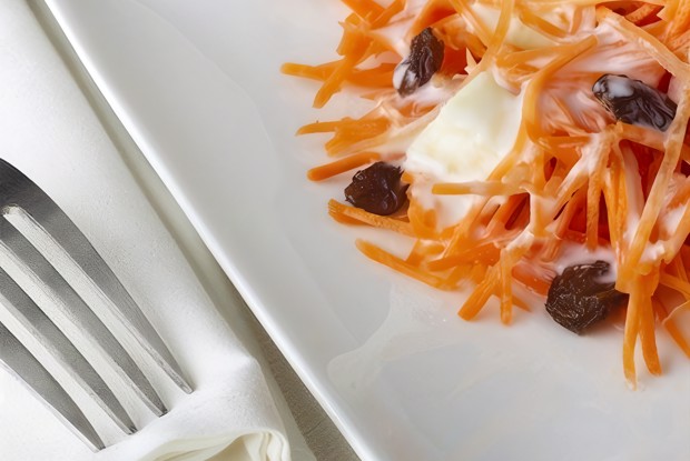Морковный салат с изюмом и грецкими орехами