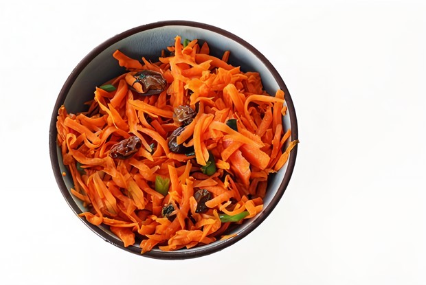 Морковный салат с мятой и изюмом