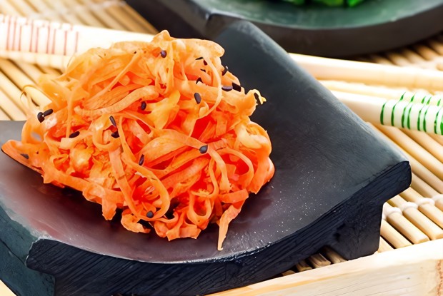 Морковный салат с зеленым луком по-азиатски