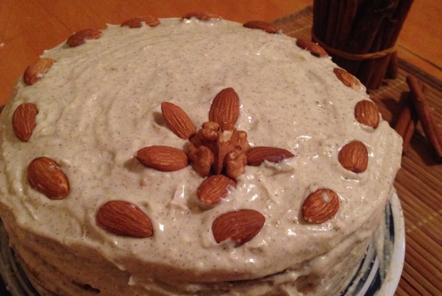 Морковный торт с орехами и кремом из сливочного сыра