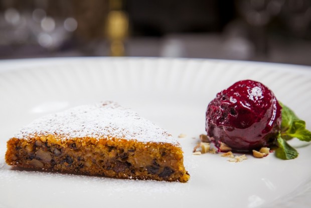 Морковно-апельсиновый пирог с сорбетом из черной смородины