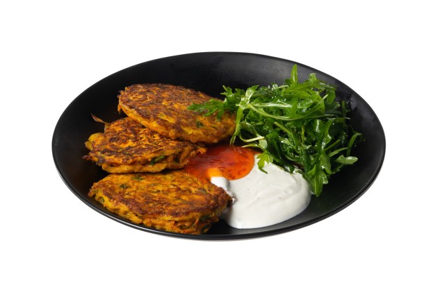 Морковные оладьи с соленым йогуртом