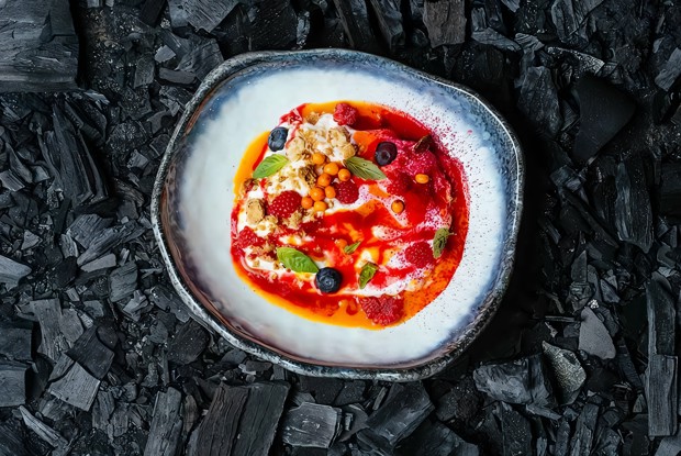 Морковный десерт с ягодами