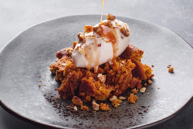 Морковный пирог с фундучным мороженым