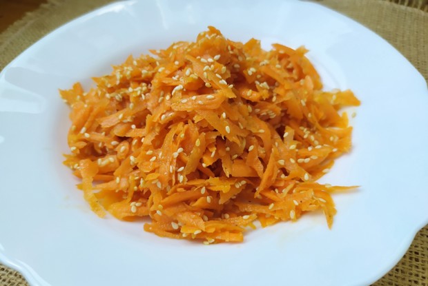 Морковный салат с кунжутом