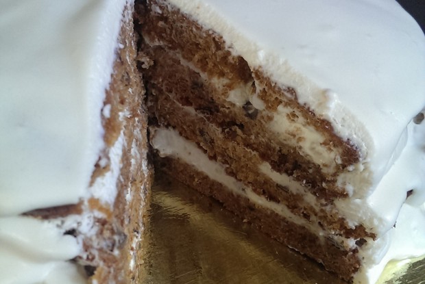 Морковный торт с грецким орехом и сливочным кремом