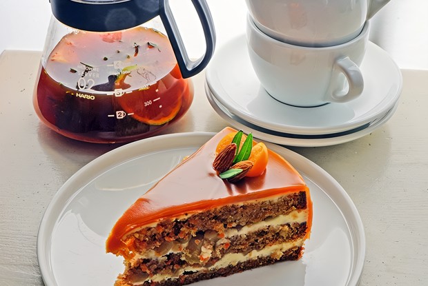 Морковный торт с грушей и соленой карамелью