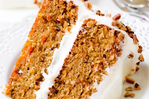 Морковный торт с орехами и изюмом