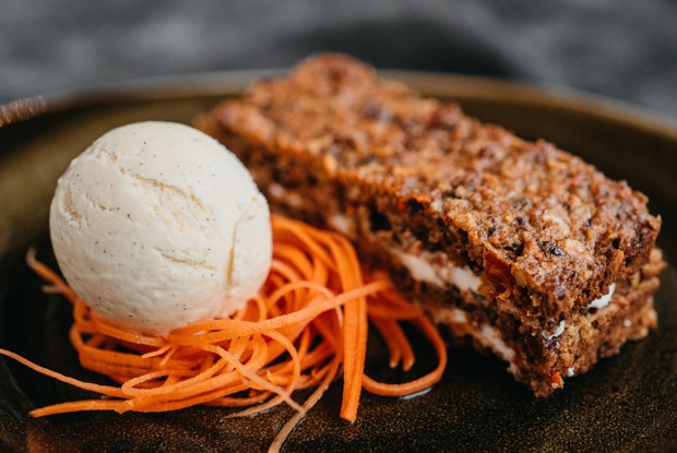 Морковный торт со сметаной и сухофруктами