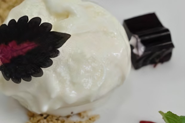 Мороженное из пармезана с мармеладом из свеклы