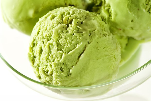 Мороженое из авокадо с фисташками
