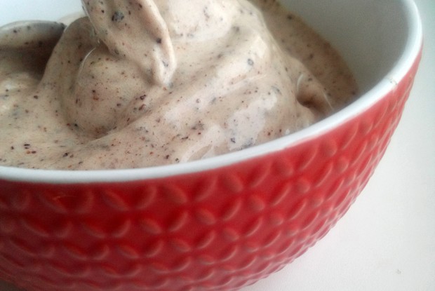 Мороженое из банана с сушеной черной смородиной