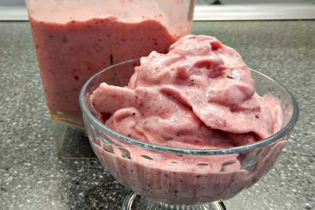 Мороженое из ягод с ликером