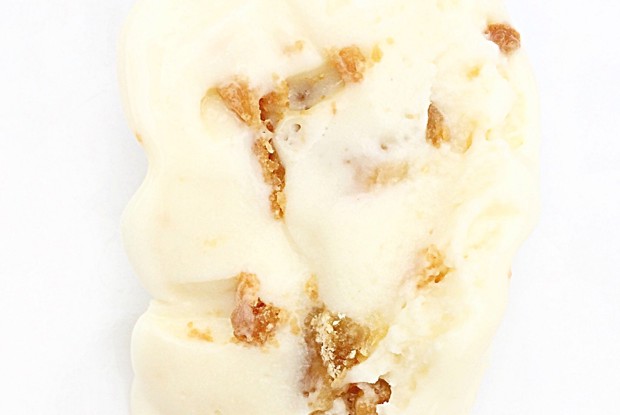 Мороженое с белым шоколадом и кусочками блонди