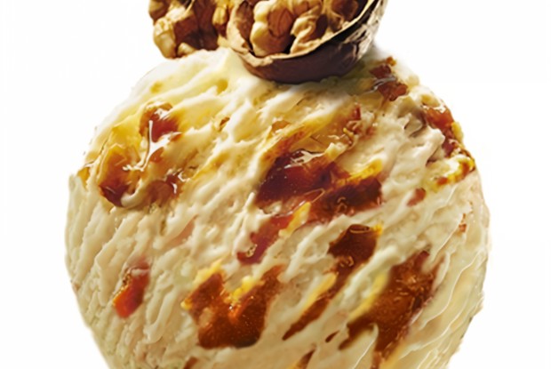 Мороженое с грецким орехом и кленовым сиропом