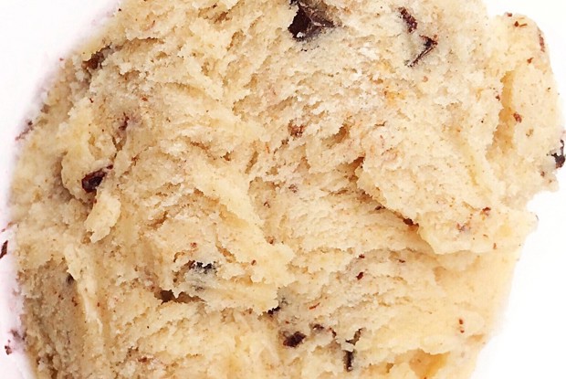 Мороженое с карамелизованным бананом, шоколадной крошкой и кусочками бананового кекса