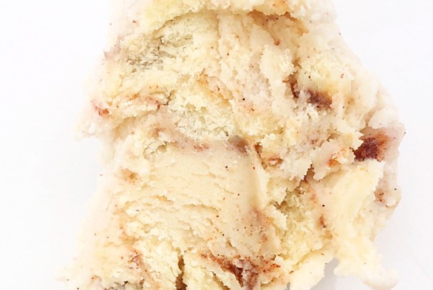 Мороженое с кусочками булочки и коричным соусом