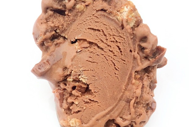Мороженое с молочным шоколадом и конфетами KitKat