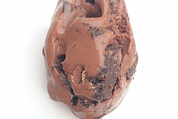 Мороженое с молочным шоколадом и шоколадным печеньем