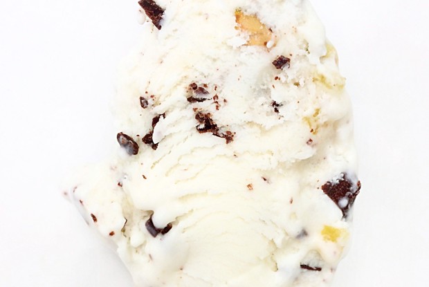 Мороженое с рикоттой, фисташками, шоколадом и засахаренной цедрой