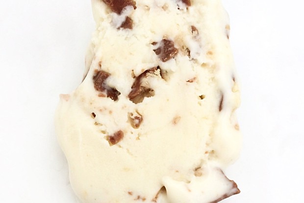 Мороженое с солодовым молоком и конфетами KitKat