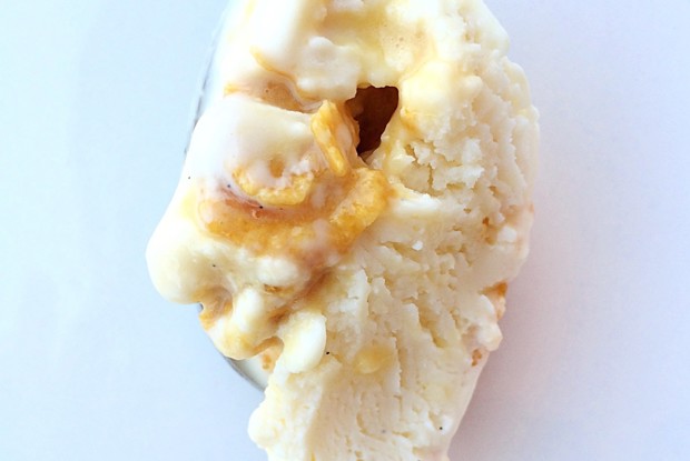 Мороженое с ванилью и кукурузным грильяжем