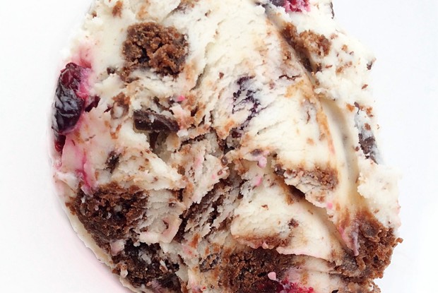 Мороженое со вкусом торта «Черный лес»