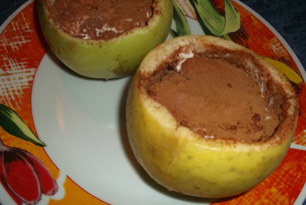 Мороженое в яблоке с корицей