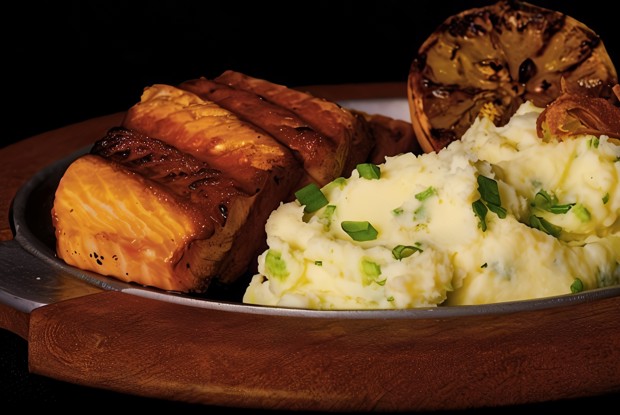 Морская форель со спаржей и лимонами, жаренными на гриле